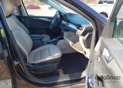 2021 Ford Escape Titanium z USA, uszkodzony, nr VIN 1FMCU9J91MUA57255